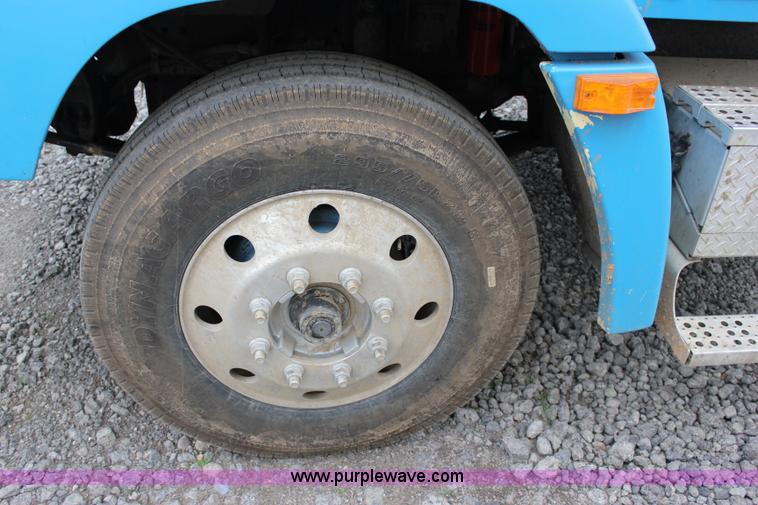 image for item I1746 1996 Freightliner FLD112 semi truck