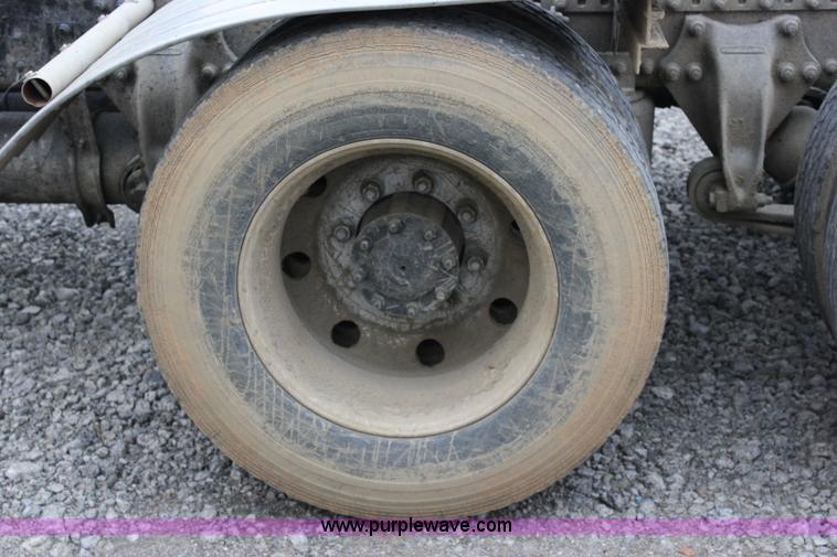 image for item I1746 1996 Freightliner FLD112 semi truck