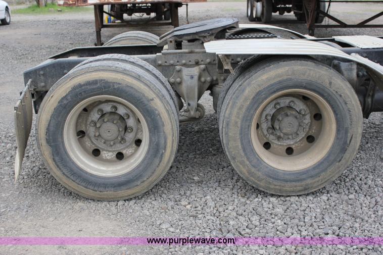 image for item I1746 1996 Freightliner FLD112 semi truck