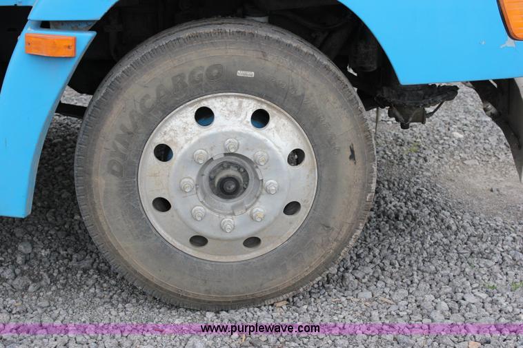 image for item I1746 1996 Freightliner FLD112 semi truck