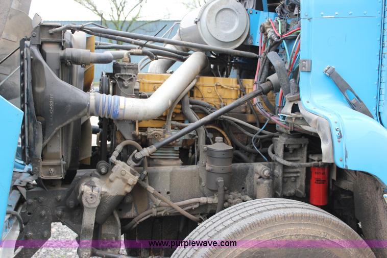 image for item I1746 1996 Freightliner FLD112 semi truck