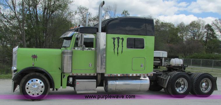 image for item I3038 2003 Peterbilt 379 semi truck