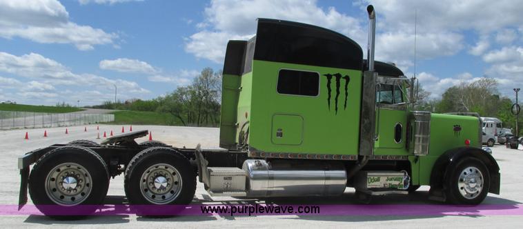 image for item I3038 2003 Peterbilt 379 semi truck