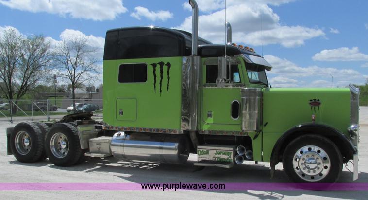 image for item I3038 2003 Peterbilt 379 semi truck