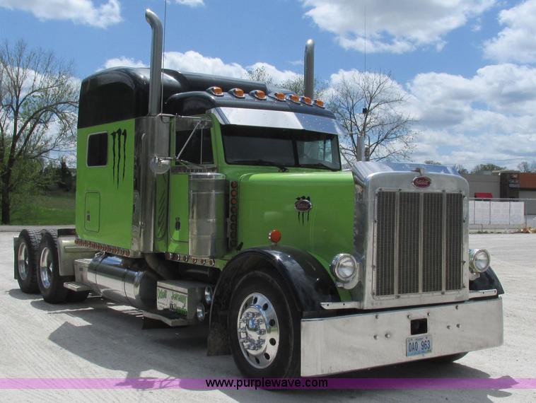image for item I3038 2003 Peterbilt 379 semi truck