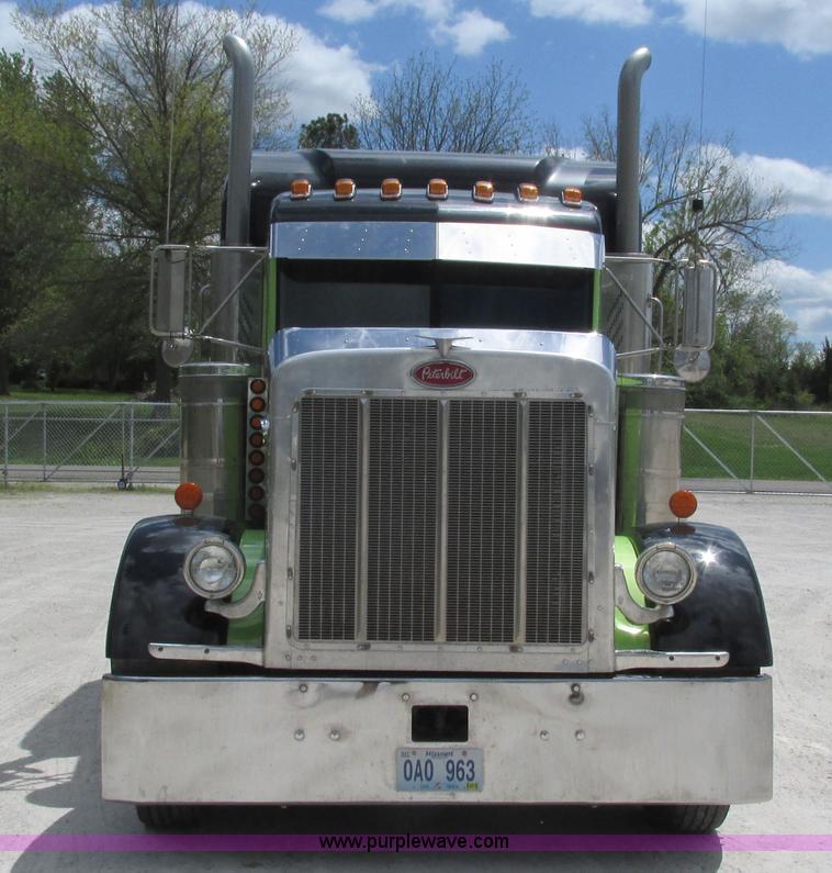 image for item I3038 2003 Peterbilt 379 semi truck