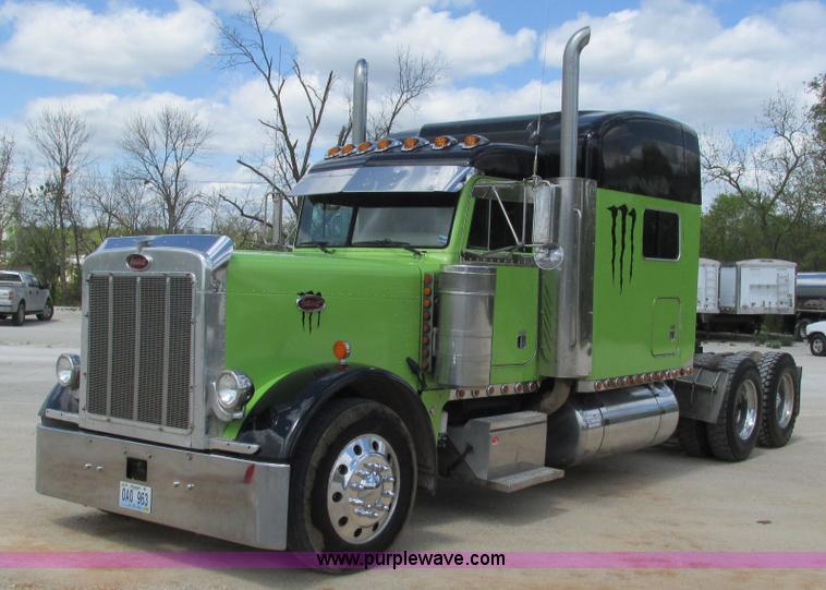 image for item I3038 2003 Peterbilt 379 semi truck