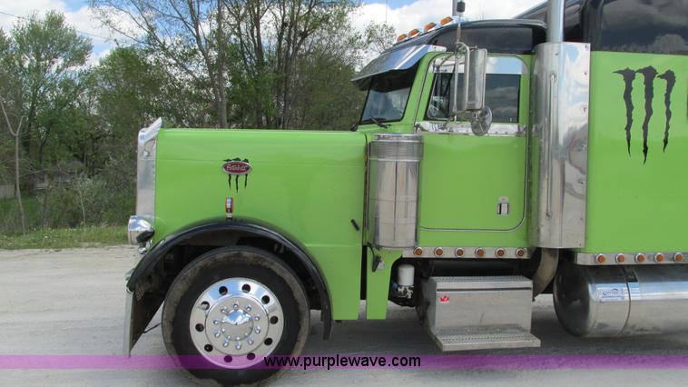 image for item I3038 2003 Peterbilt 379 semi truck