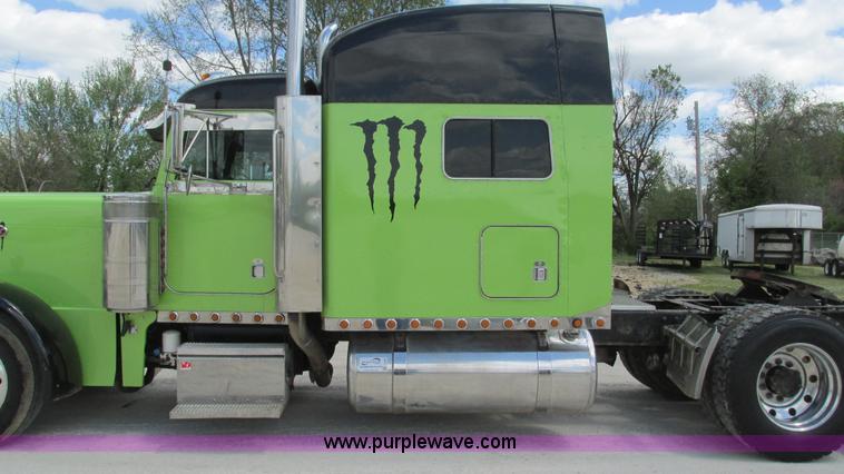 image for item I3038 2003 Peterbilt 379 semi truck
