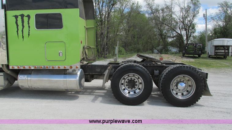 image for item I3038 2003 Peterbilt 379 semi truck