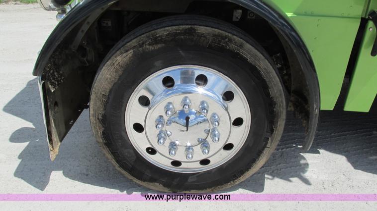 image for item I3038 2003 Peterbilt 379 semi truck