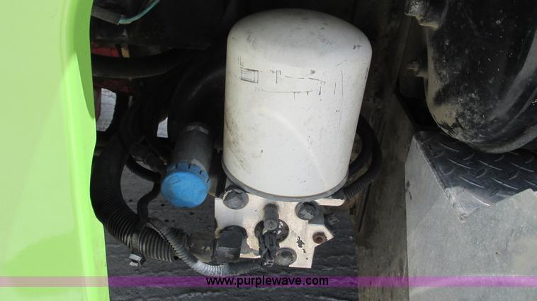 image for item I3038 2003 Peterbilt 379 semi truck