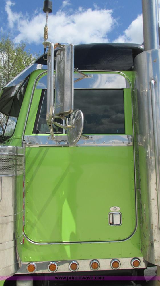 image for item I3038 2003 Peterbilt 379 semi truck