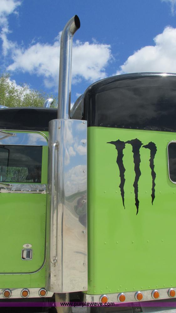 image for item I3038 2003 Peterbilt 379 semi truck