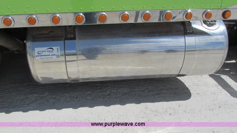 image for item I3038 2003 Peterbilt 379 semi truck