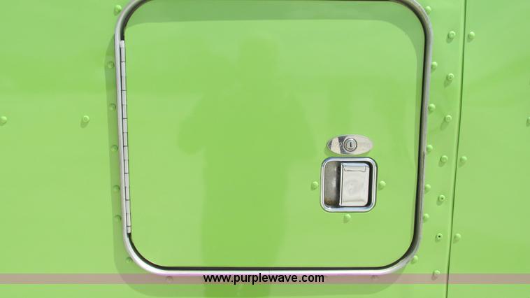 image for item I3038 2003 Peterbilt 379 semi truck