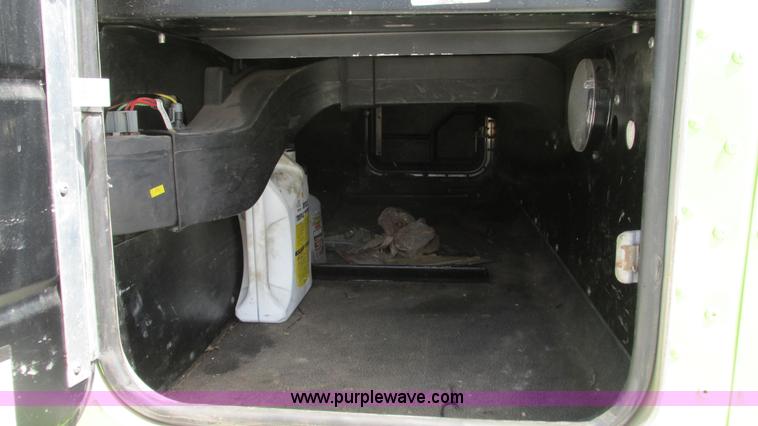 image for item I3038 2003 Peterbilt 379 semi truck