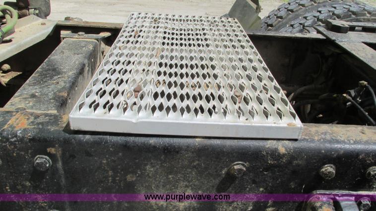 image for item I3038 2003 Peterbilt 379 semi truck