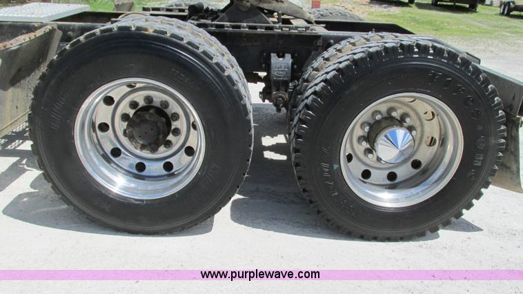 image for item I3038 2003 Peterbilt 379 semi truck