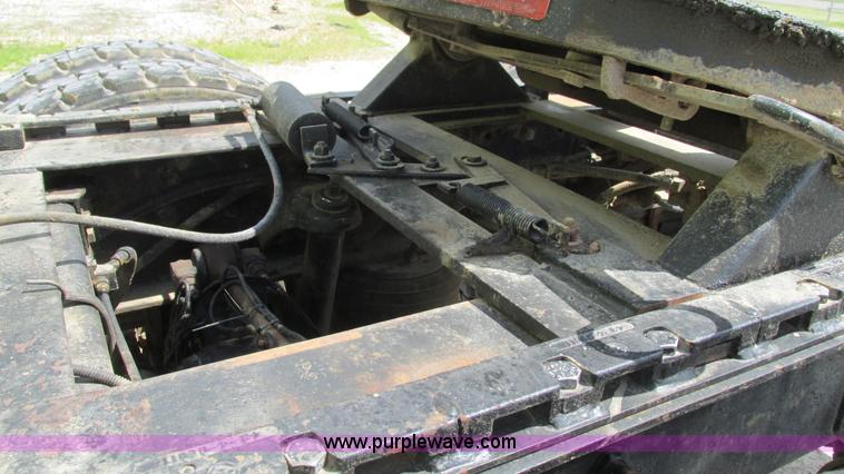 image for item I3038 2003 Peterbilt 379 semi truck