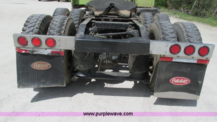 image for item I3038 2003 Peterbilt 379 semi truck