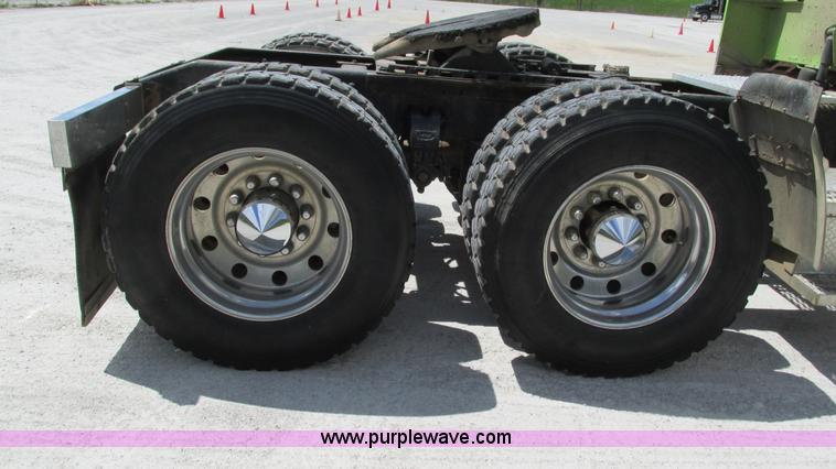 image for item I3038 2003 Peterbilt 379 semi truck