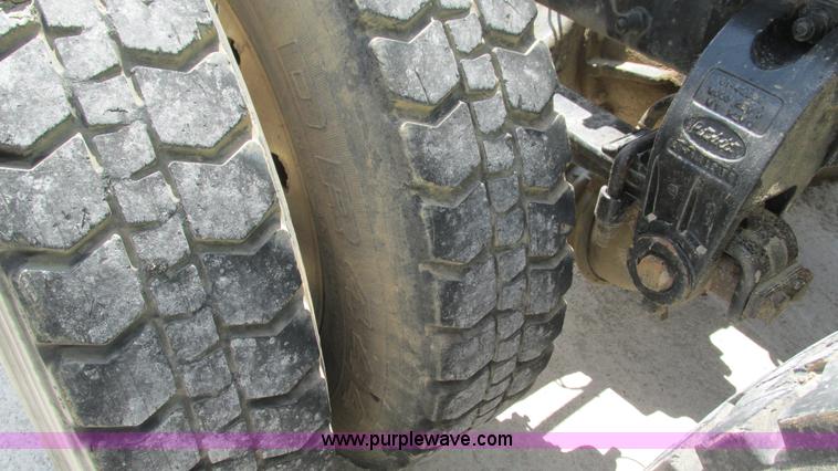 image for item I3038 2003 Peterbilt 379 semi truck