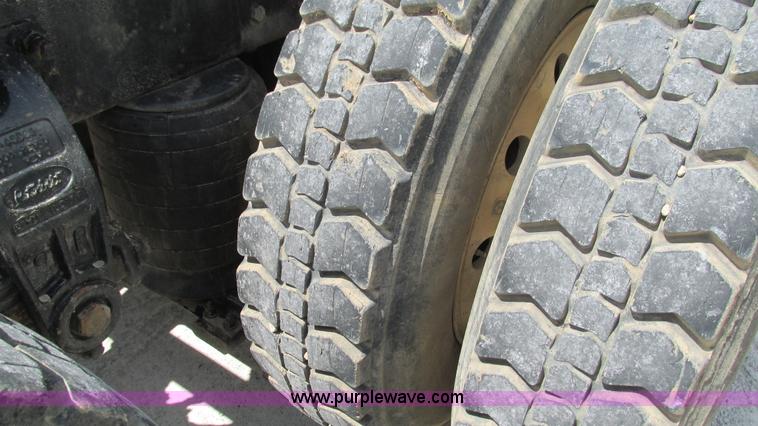 image for item I3038 2003 Peterbilt 379 semi truck