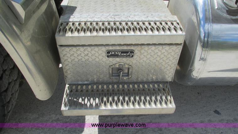 image for item I3038 2003 Peterbilt 379 semi truck