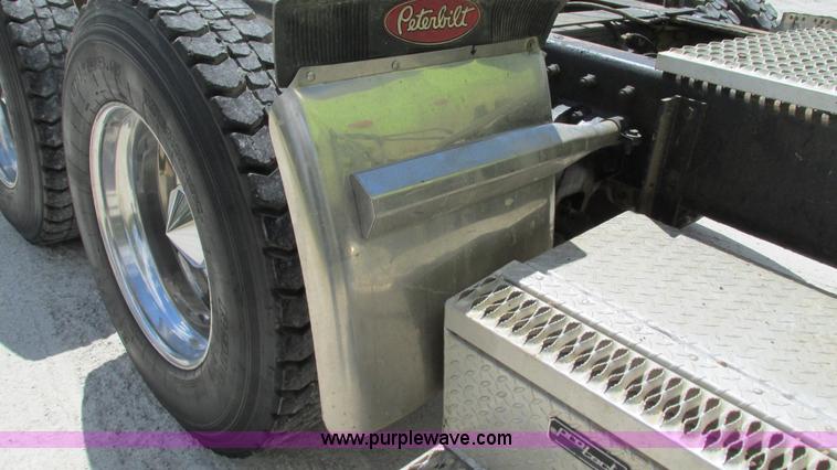 image for item I3038 2003 Peterbilt 379 semi truck