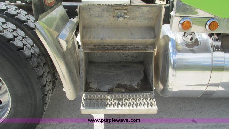 image for item I3038 2003 Peterbilt 379 semi truck