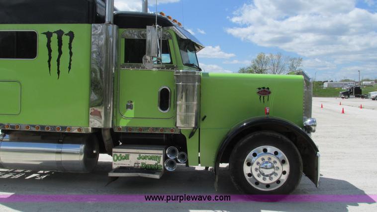 image for item I3038 2003 Peterbilt 379 semi truck