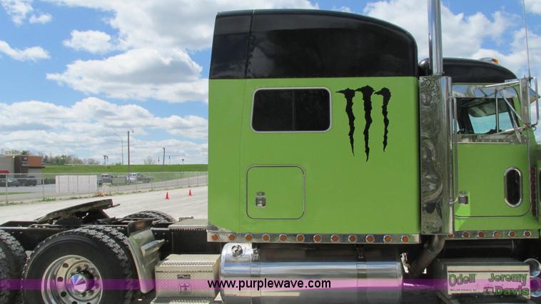 image for item I3038 2003 Peterbilt 379 semi truck