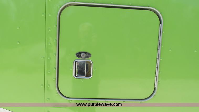 image for item I3038 2003 Peterbilt 379 semi truck