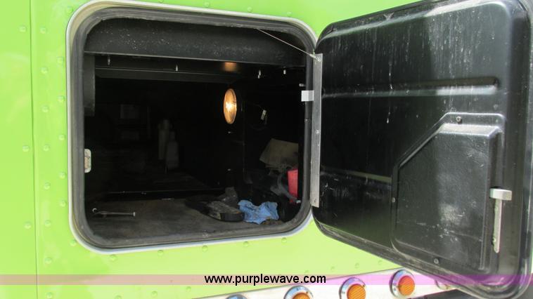 image for item I3038 2003 Peterbilt 379 semi truck