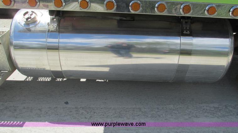 image for item I3038 2003 Peterbilt 379 semi truck