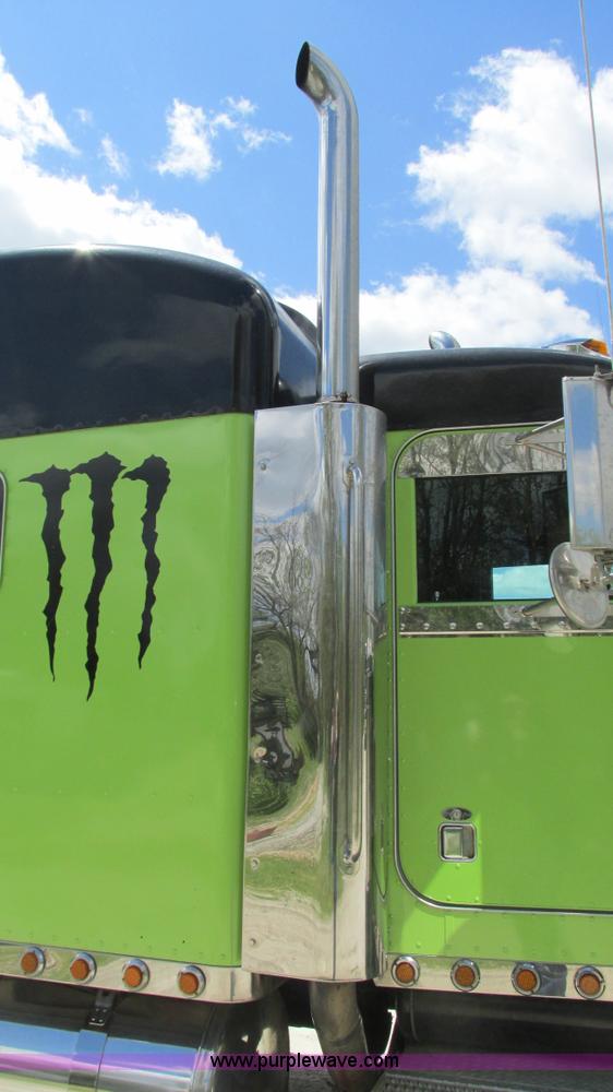 image for item I3038 2003 Peterbilt 379 semi truck