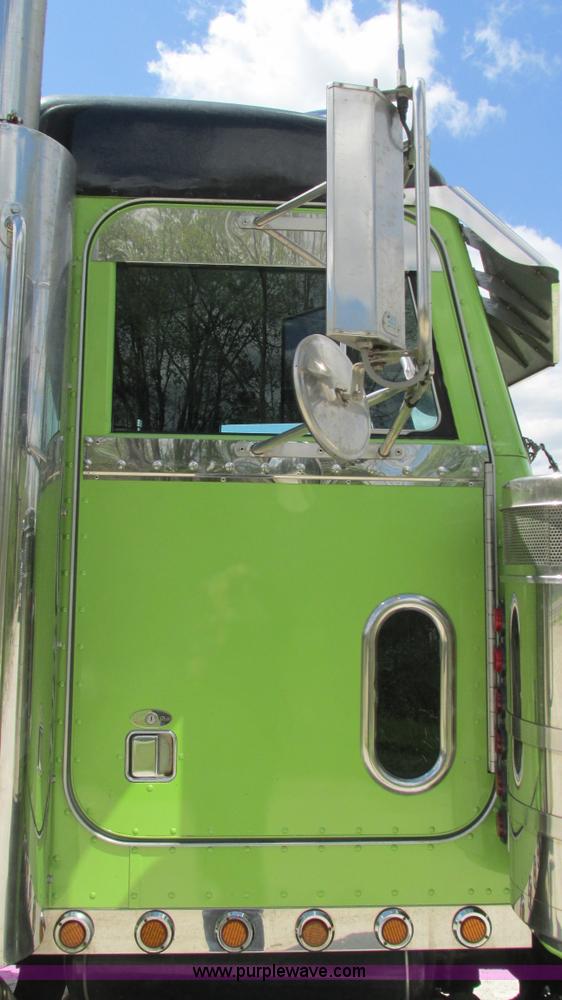 image for item I3038 2003 Peterbilt 379 semi truck