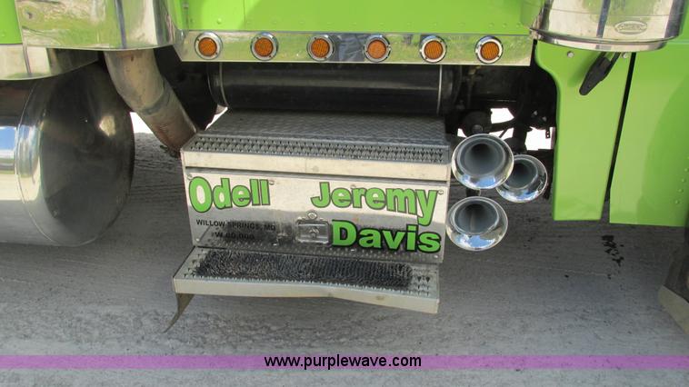 image for item I3038 2003 Peterbilt 379 semi truck