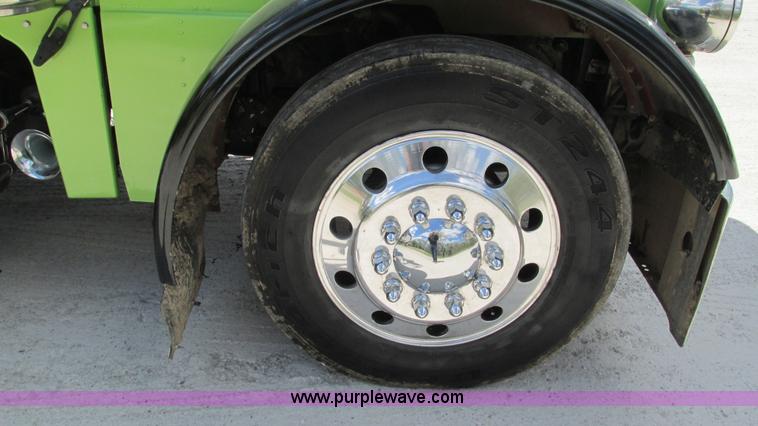 image for item I3038 2003 Peterbilt 379 semi truck