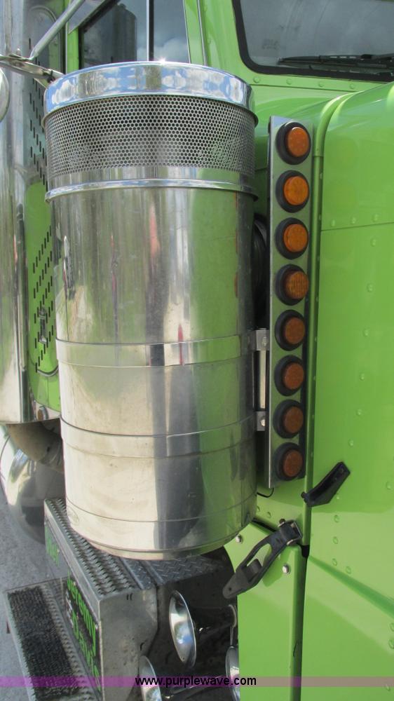 image for item I3038 2003 Peterbilt 379 semi truck