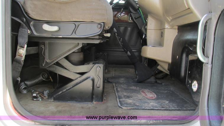 image for item I3038 2003 Peterbilt 379 semi truck