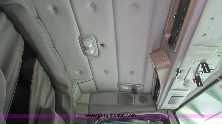 image for item I3038 2003 Peterbilt 379 semi truck