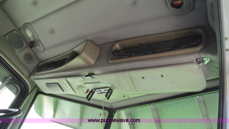 image for item I3038 2003 Peterbilt 379 semi truck