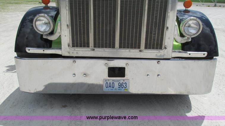 image for item I3038 2003 Peterbilt 379 semi truck