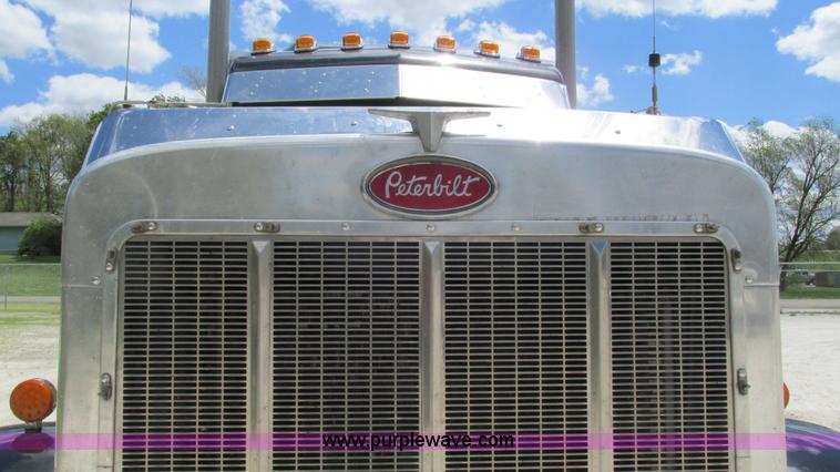 image for item I3038 2003 Peterbilt 379 semi truck