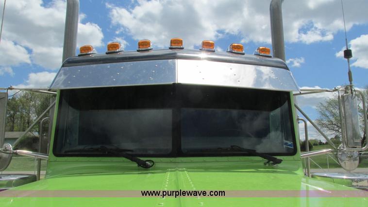 image for item I3038 2003 Peterbilt 379 semi truck