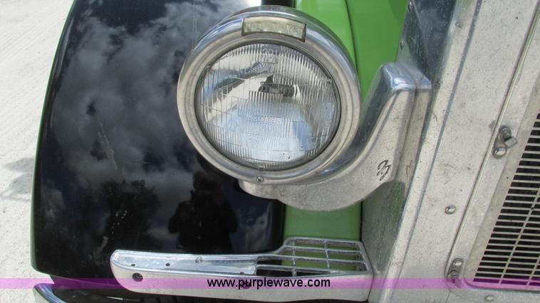 image for item I3038 2003 Peterbilt 379 semi truck