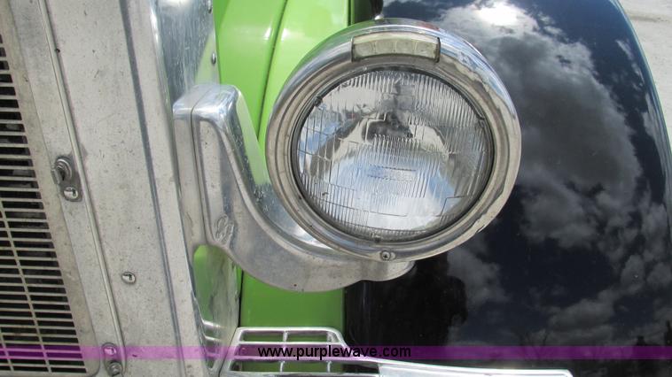 image for item I3038 2003 Peterbilt 379 semi truck