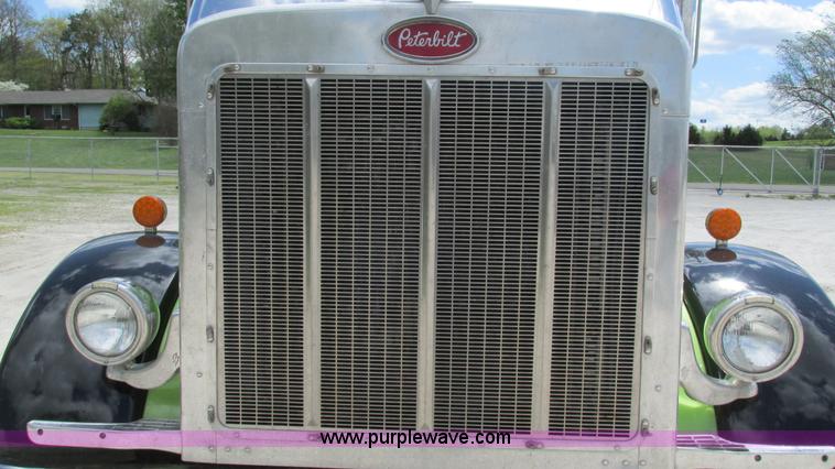 image for item I3038 2003 Peterbilt 379 semi truck